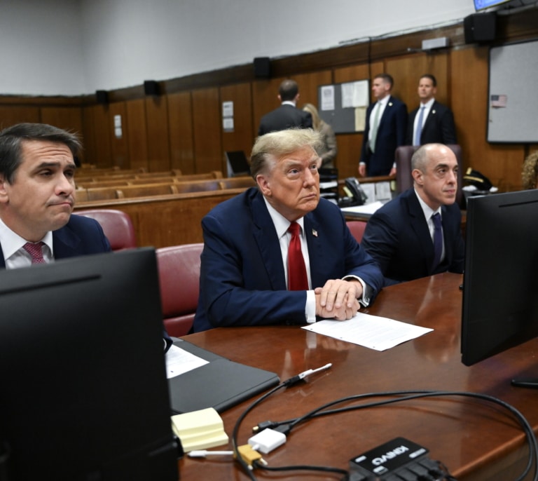 Trump escribe su nombre en la Historia: en el banquillo por primera vez por un juicio penal