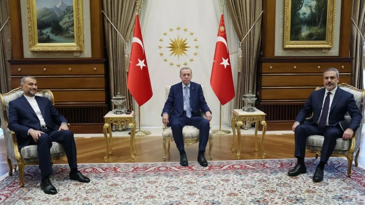El presidente de Turquía, Recep Tayyip Erdogan (c), en un encuentro con el ministro de Exteriores iraní, Amir-Abdollahian (i), y su homólogo turco, Hakan Fidan
