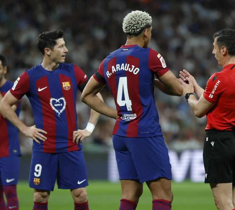 Los audios del VAR del clásico: "Hostias, hostias... Para mí no entra del todo"