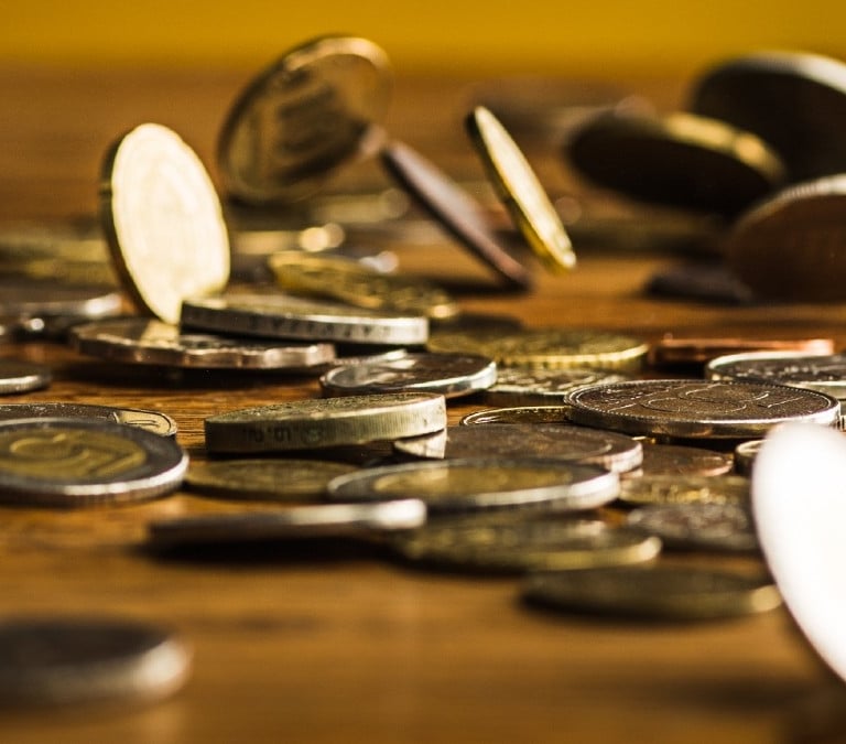 Un vendedor ambulante con 10.000 monedas falsas de dos euros detenido en Cádiz