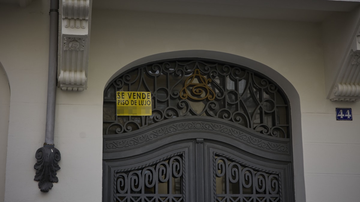 Cartel de venta de un piso de lujo en el barrio madrileño de Almagro.