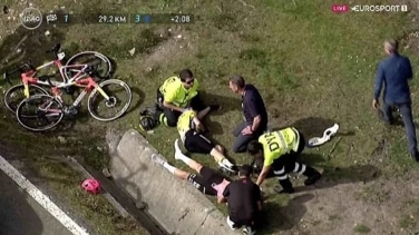 Vingegaard, ganador del Tour, retirado en ambulancia tras una grave caída en la Vuelta al País Vasco