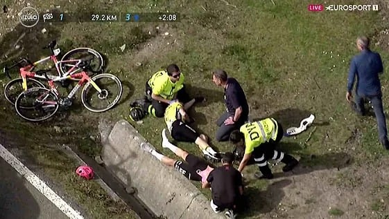 Vingegaard, ganador del Tour, retirado en ambulancia tras una grave caída en la Vuelta al País Vasco