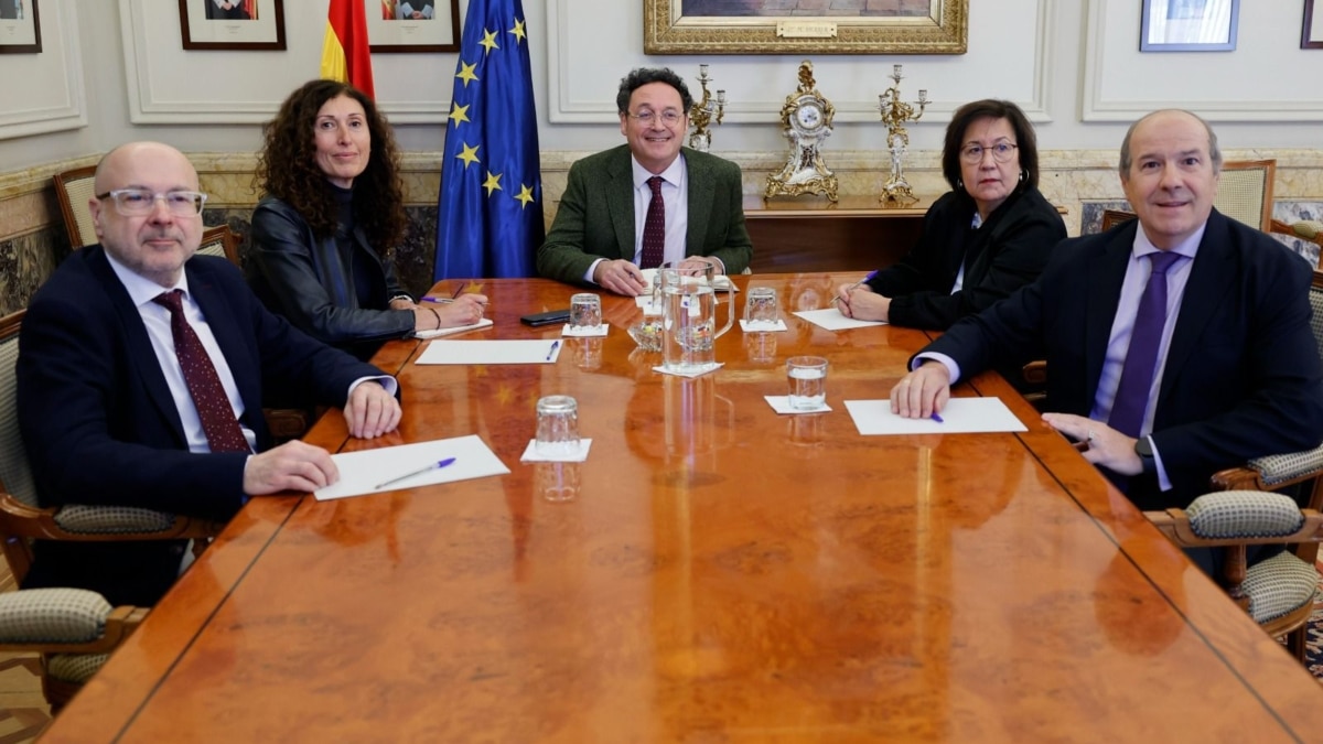 El fiscal general del Estado, Álvaro García Ortiz, la fiscal jefa de la Secretaría Técnica, Ana León, y los representantes de las asociaciones judiciales