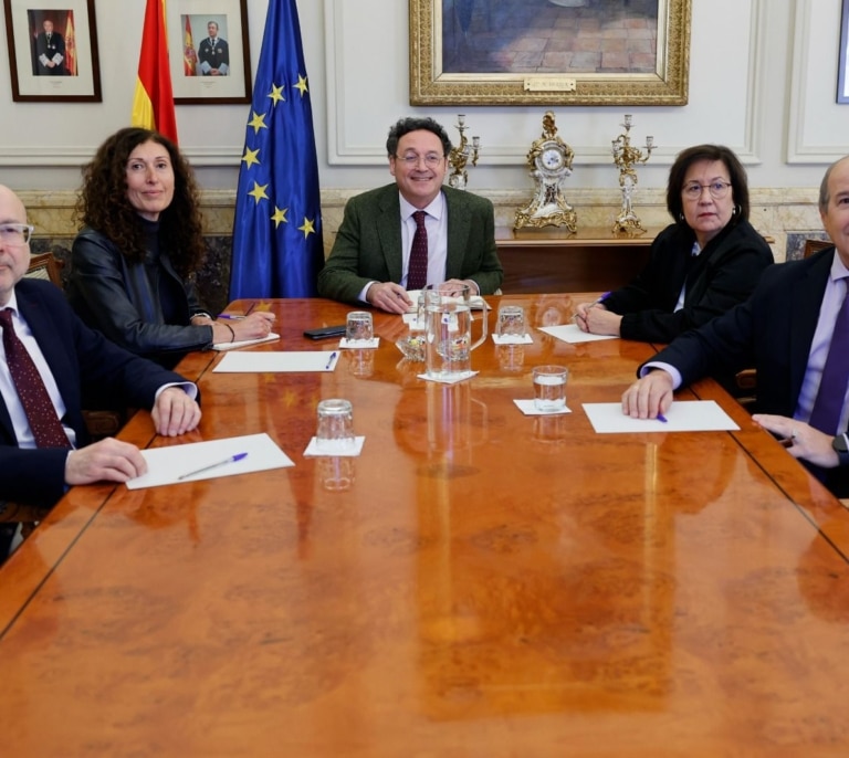 La Fiscalía pone la primera piedra para una nueva regulación interna con más "autonomía"