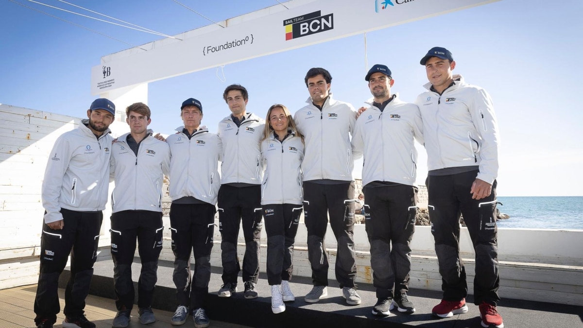 Miembros de las tripulaciones del Sail Team BCN que competirán en la Copa América.