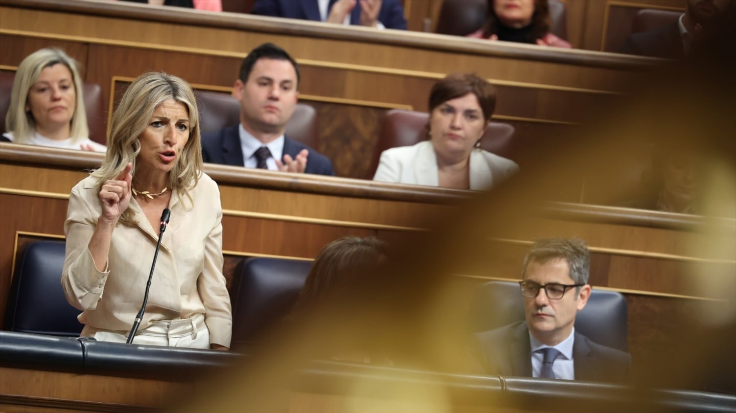 La líder de Sumar, vicepresidenta segunda del Gobierno y ministra de Trabajo, Yolanda Díaz, y el ministro de Justicia, Félix Bolaños, en una sesión plenaria