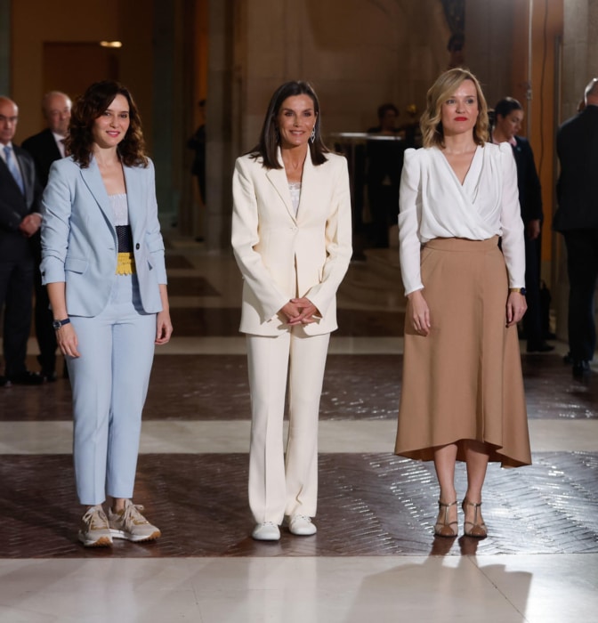 Isabel Díaz Ayuso se solidariza con la reina Letizia con este detalle de su look