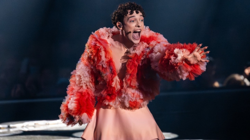 Nemo representando a Suiza en la gran final de Eurovisión 2024