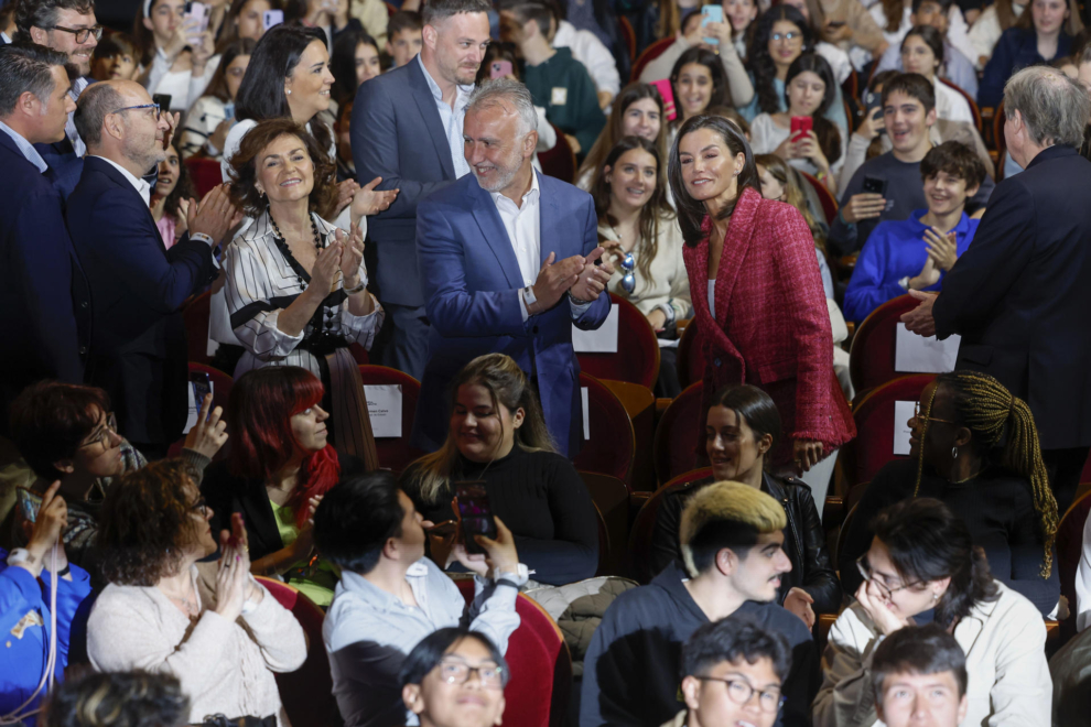 La reina Letizia junto al ministro de Política Territorial y Memoria Democrática, Víctor Torres y la presidenta del Consejo de Estado, Carmen Calvo, antes del comienzo del concierto EmociónArte, un evento organizado por la Fundación Princesa de Girona que promueve el bienestar emocional entre los jóvenes, este lunes en Madrid.