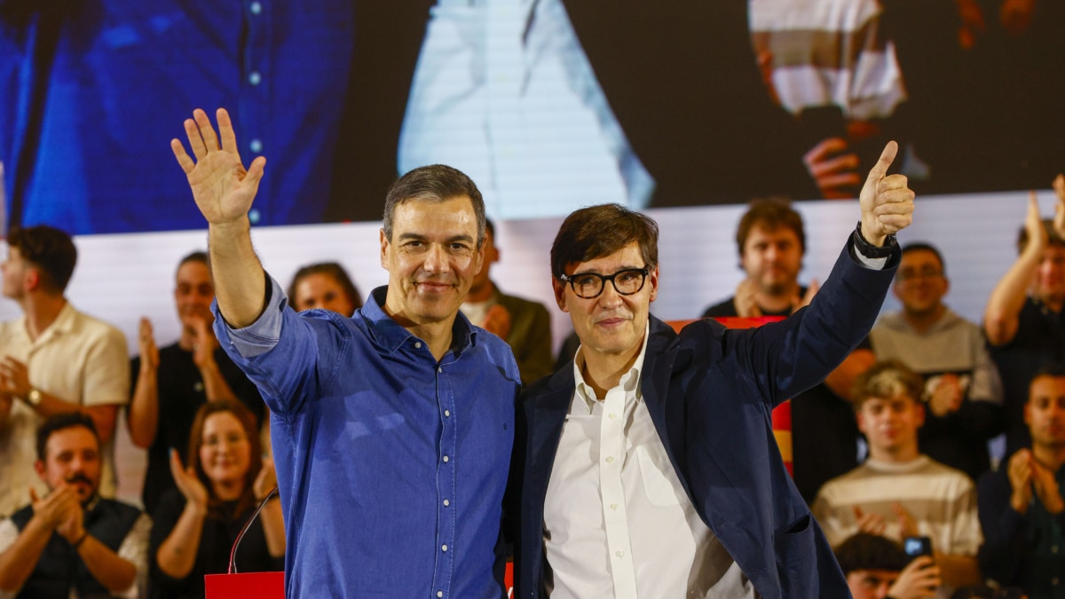 El presidente del Gobierno, Pedro Sánchez, y el candidato del PSC, Salvador Illa (d), este 2 de mayo de 2024, durante el mitin de campaña en Sant Boi de Llobregat (Barcelona).