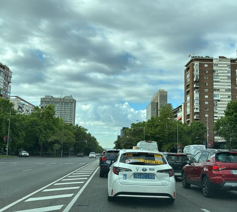 El pinchazo de una tubería de gas en las obras del Bernabéu provoca un gran atasco en la Castellana y el cierre del Metro