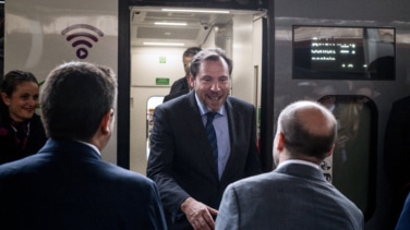 Una avería deja tirado al nuevo tren de Talgo en su estreno para la alta velocidad a Galicia