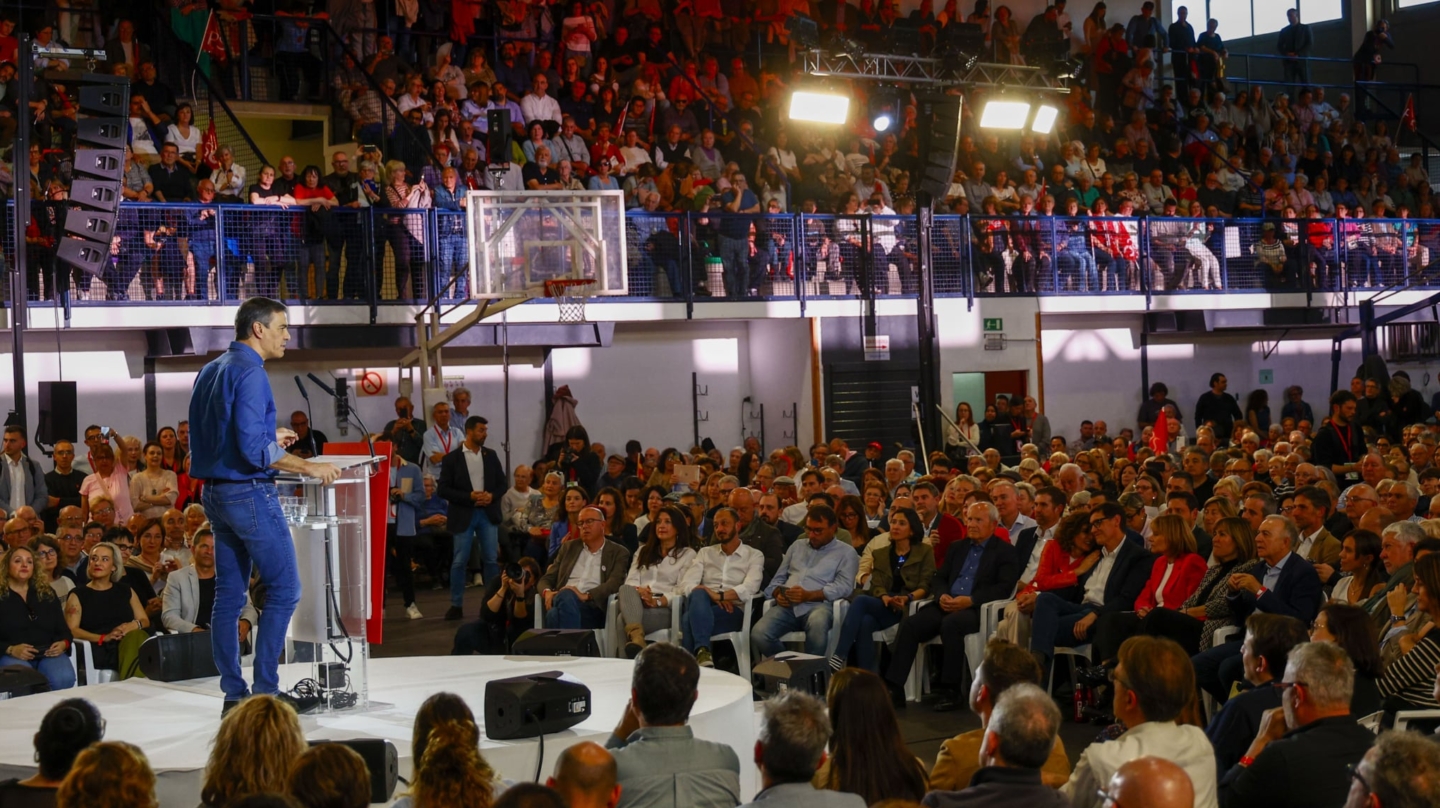 SANT BOI DE LLOBREGAT (BARCELONA), 02/05/2024.- El presidente del Gobierno, Pedro Sánchez, interviene en un acto de campaña del candidato del Partido Socialista Catalán, Salvador Illa, en Sant Boi (Barcelona). EFE/ Quique García