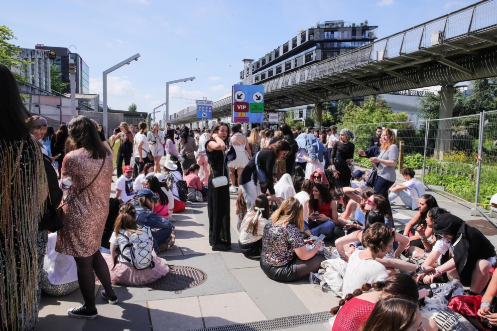 Fans de Taylor Swift esperan en París para el primer concierto de su gira europea. 