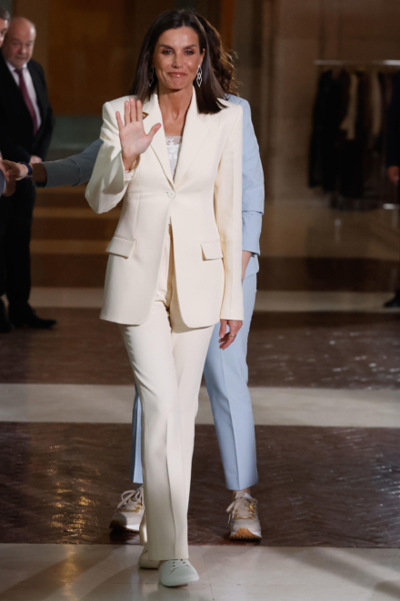 La reina Letizia con su traje blanco y las zapatillas a juego. 