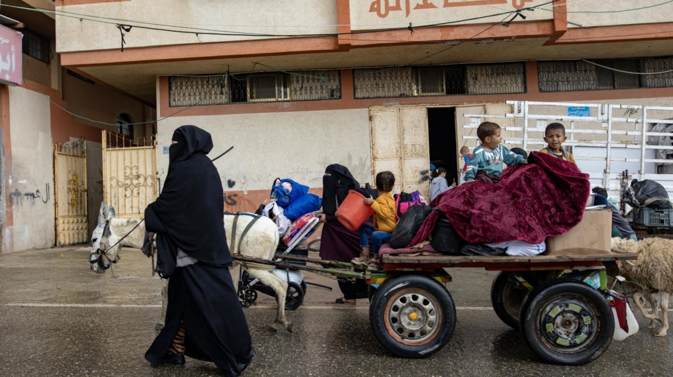 La desesperada huida de Jenin del este de Rafah: "Estamos aterrorizados con la invasión" 