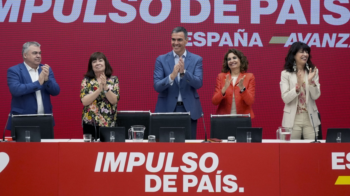 MADRID, 13/05/2024.- El secretario general del PSOE y presidente del Gobierno, Pedro Sánchez, (c), junto al secretario de Organización, Santos Cerdán (i); la presidenta, Cristina Narbona (2i); la vicesecretaria general, María Jesús Montero (2d) y la secretaria de Igualdad, Ana Redondo (d), durante la reunión de la Ejecutivo Federal celebrada este lunes en Ferraz. EFE/Borja Sánchez-Trillo