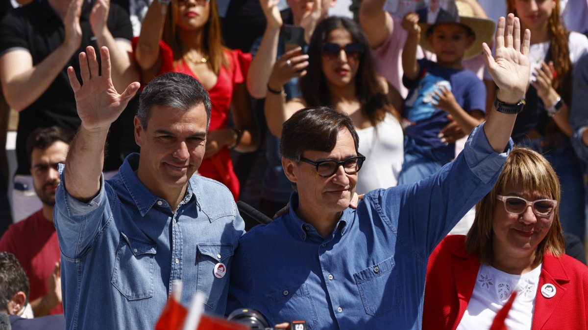 BARCELONA, 04/05/2024.- El secretario general del PSOE y presidente del Gobierno, Pedro Sánchez (i), junto al primer secretario del PSC y candidato a la Generalitat, Salvador Illa (c), a su llegaada a un acto electoral, este sábado en Barcelona. EFE/ Quique Garcia