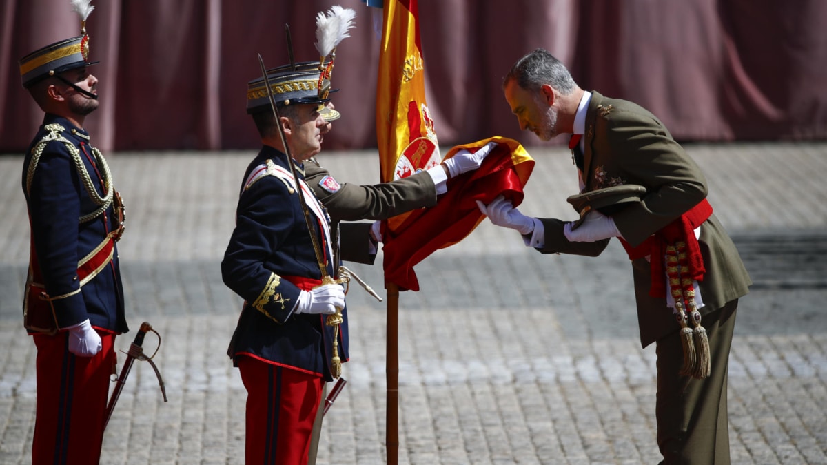El Rey besa la bandera en la Academia General de Zaragoza.