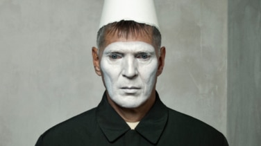 De cuartos oscuros a retratos reales: la provocadora mirada fotográfica de Erwin Olaf