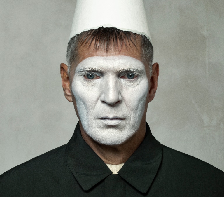 De cuartos oscuros a retratos reales: la provocadora mirada fotográfica de Erwin Olaf