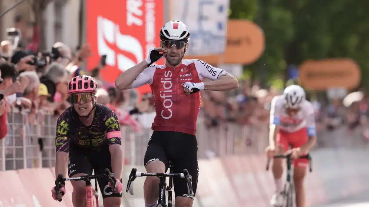 Benjamin Thomas celebra la victoria en la quinta etapa del Giro