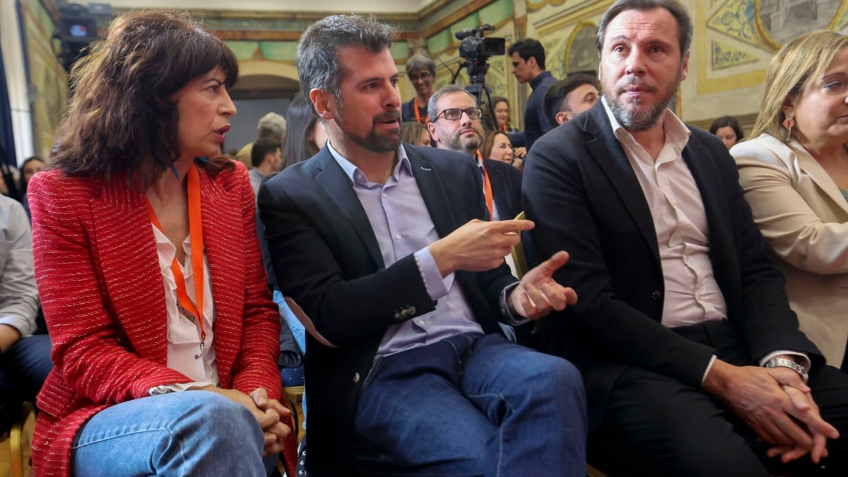 SALAMANCA, 03/05/2024.- El ministro de Transportes y Movilidad, Óscar Puente (d), el portavoz del PSOE de Castilla y León, Luis Tudanca (c), y la ministra de Igualdad, Ana Redondo, durante su participación en la III Escuela de Gobierno que se celebra hoy viernes en el Colegio Arzobispo Fonseca de Salamanca. EFE/J.M.GARCÍA.