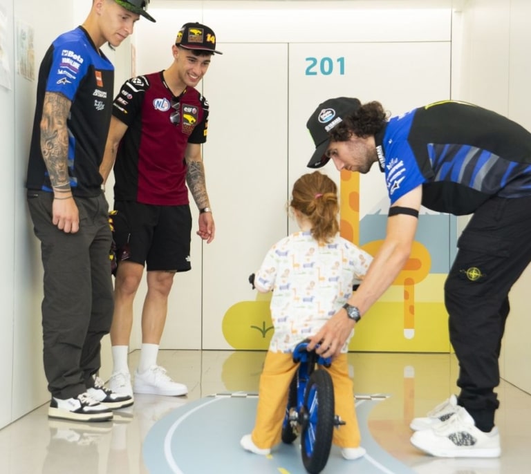 Pilotos de MotoGP y Moto2 visitan el Hospital Universitari Dexeus y donan 'minibikes' a los pacientes pediátricos