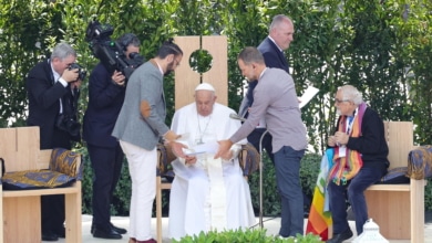 El abrazo del Papa Francisco a una víctima palestino y otra israelí: "Su sufrimiento es el de dos pueblos"