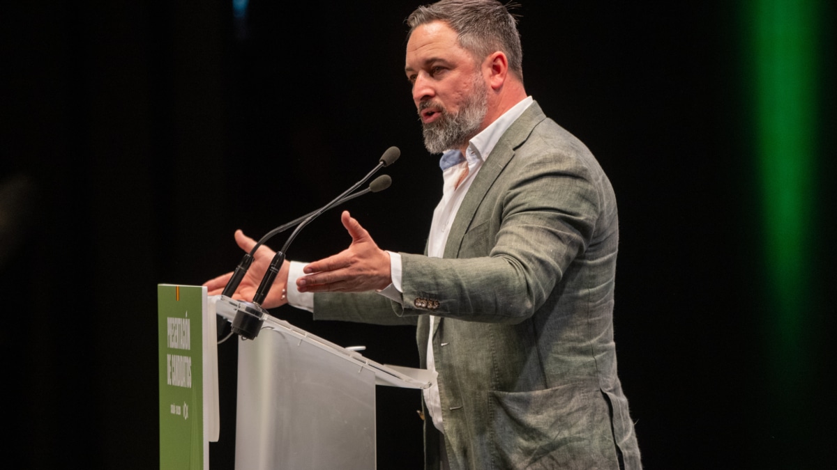 El líder de Vox, Santiago Abascal, interviene durante el acto de presentación de la candidatura de Vox al 12M