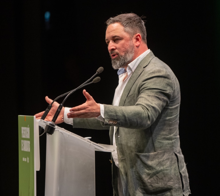 Abascal da un aviso a Feijóo con una carta llena de reproches por despreciar a Vox