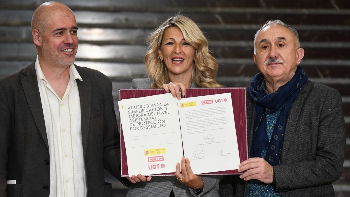 El secretario general de CCOO, Unai Sordo; la vicepresidenta segunda y ministra de Trabajo, Yolanda Díaz, y el secretario general de UGT, Pepe Álvarez, posan durante la firma de un acuerdo de diálogo social con UGT y CCOO, en la sede del Ministerio.