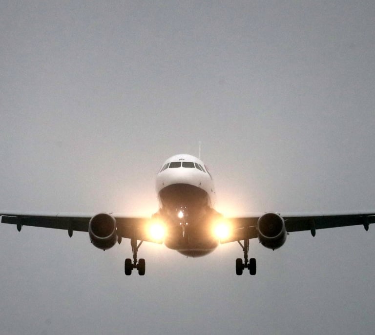 Aena recupera algunos de sus sistemas, pero se opera con más lentitud en los aeropuertos