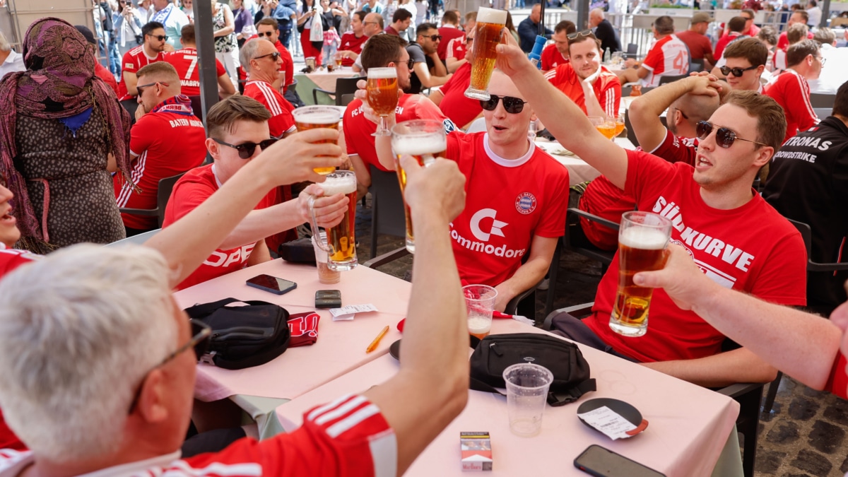 Aficionados del Bayern Múnich se concentran este miércoles en la Plaza Mayor de Madrid horas antes del partido de vuelta de semifinales de la Liga de Campeones