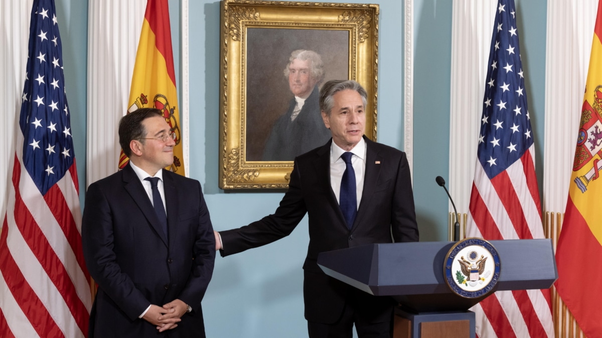 El Ministro español de Asuntos Exteriores, Unión Europea y Cooperación, José Manuel Albares (L) y el Secretario de Estado estadounidense, Antony Blinken (R)
