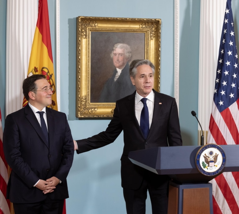 Albares firma un acuerdo con Blinken para combatir la desinformación
