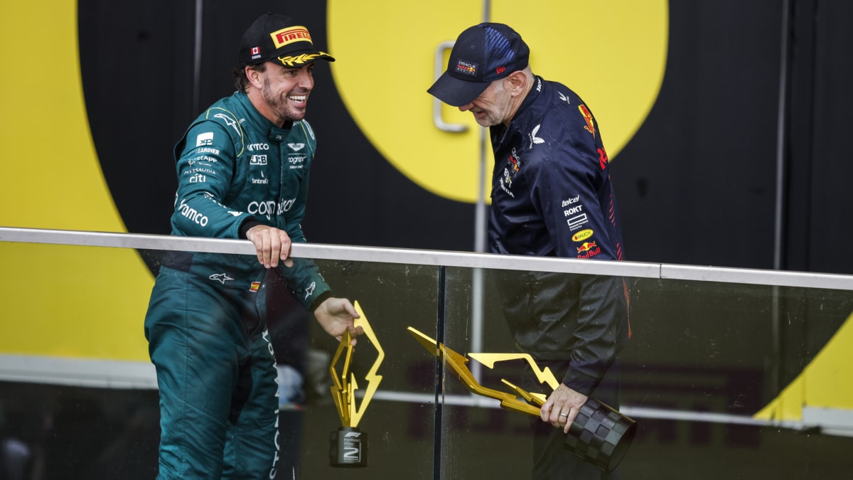 Fernando Alonso y Adrian Newey durante el podio del GP de Canadá