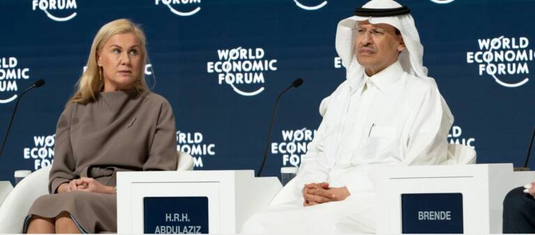 Kadri Simson, comisaria de Energía de la UE, y el Príncipe Abdulaziz Bin Salman Bin Abdulaziz Al Saud, ministro de Energía de Arabia Saudí, intervienen en un panel