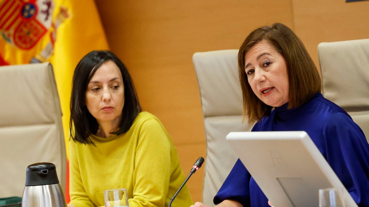 La presidenta del Congreso, Francina Armengol (d), comparece este lunes en la comisión del Congreso que investiga la compra de mascarillas