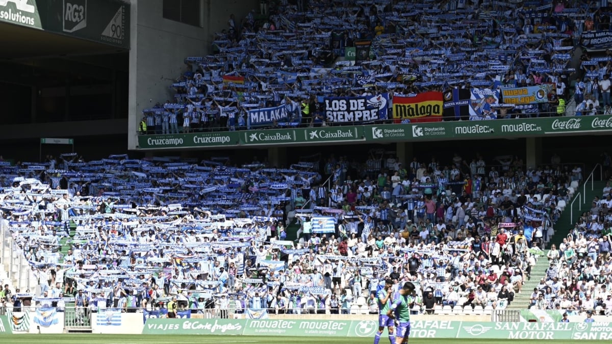 Aficionados del Málaga CF desplazados en El Arcángel para el Córdoba-Málaga en 1ª RFEF.