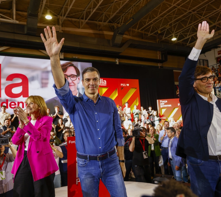 Sánchez coloniza la campaña de Illa y obliga a hablar de pactos con Junts y ERC