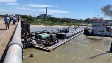 Una barcaza choca contra el puente Pelican Island en Texas y destruye su vía Ferroviaria