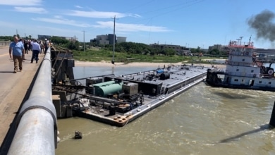 Una barcaza choca contra el puente Pelican Island en Texas y destruye su vía Ferroviaria