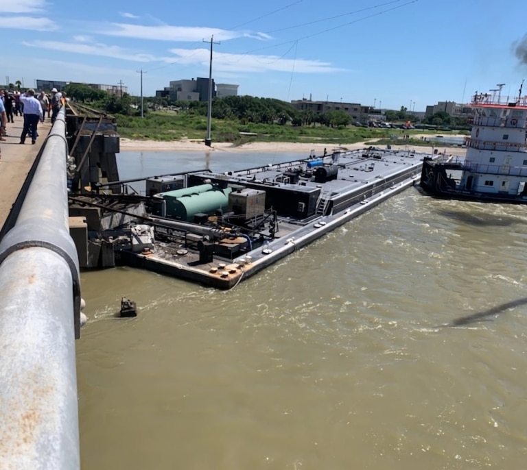 Una barcaza choca contra el puente Pelican Island en Texas y destruye su vía Ferroviaria