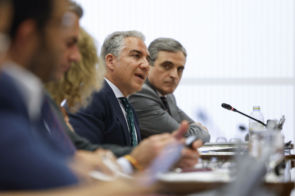 El coordinador general del Partido Popular, Elías Bendodo (c), durante la comparecencia de la presidenta del Congreso, Francina Armengol