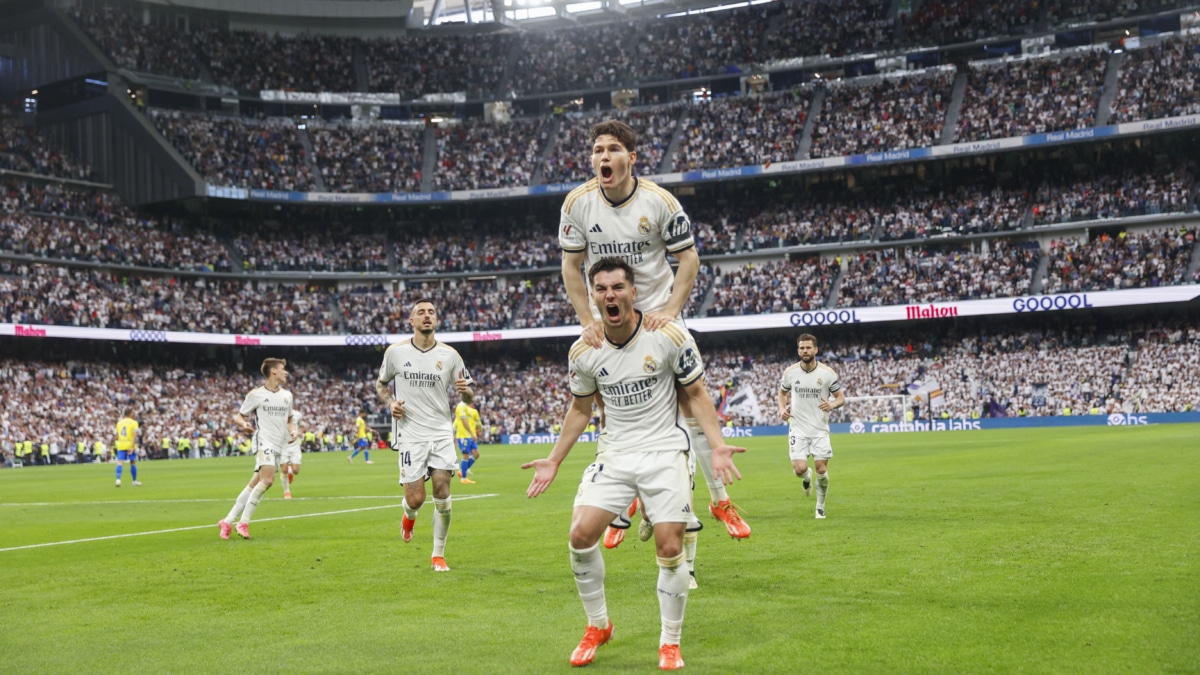 Brahim Díaz (c) celebra junto a sus compañeros tras anotar al Cádiz en el Santiago Bernabéu