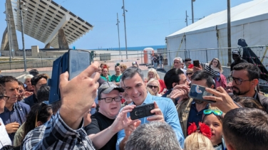 Sánchez irrumpe por sorpresa en la Feria de Abril de Barcelona en plena campaña de las catalanas