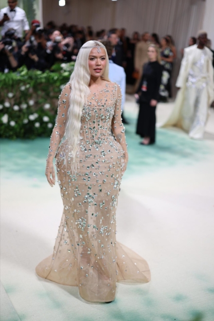 Karol G lució un vestido de Marc Jacobs y orejas de elfo en la Met Gala.