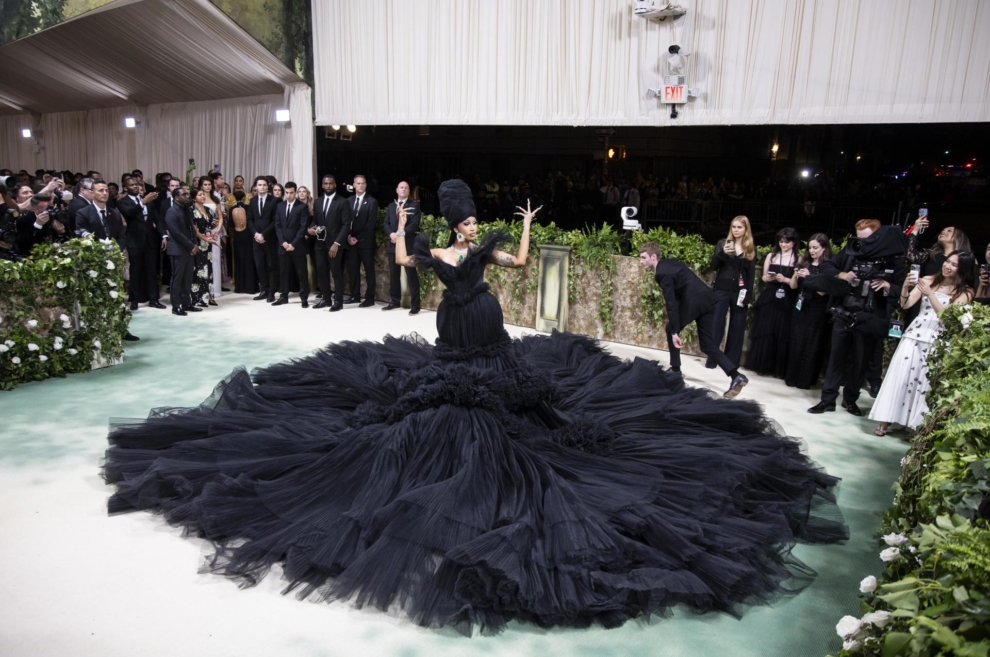 El vestido de Cardi B era una espectacular explosión de tul que arrasó en la alfombra de la Met Gala. 
